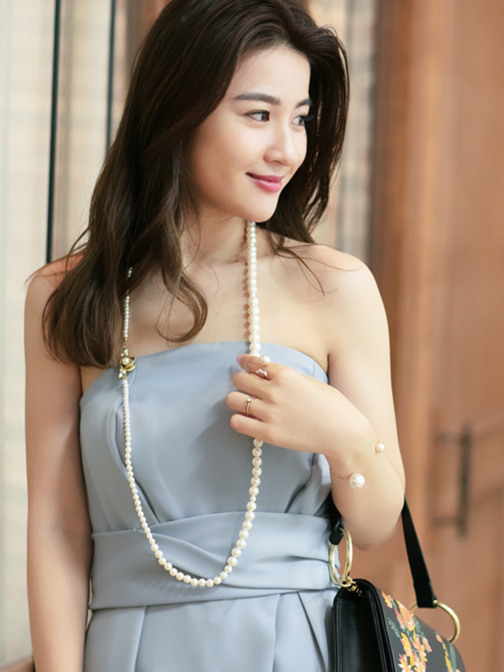 ゴールド系のネックレス、その他のリング、その他のリングを着用したレディースの秋コーディネートの1枚目の写真