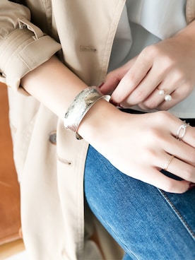 「アイテム（バングル/リストバンド）」を使った、JEWEL ADDICT STAFFさん（レディース・165cm）の春コーディネート