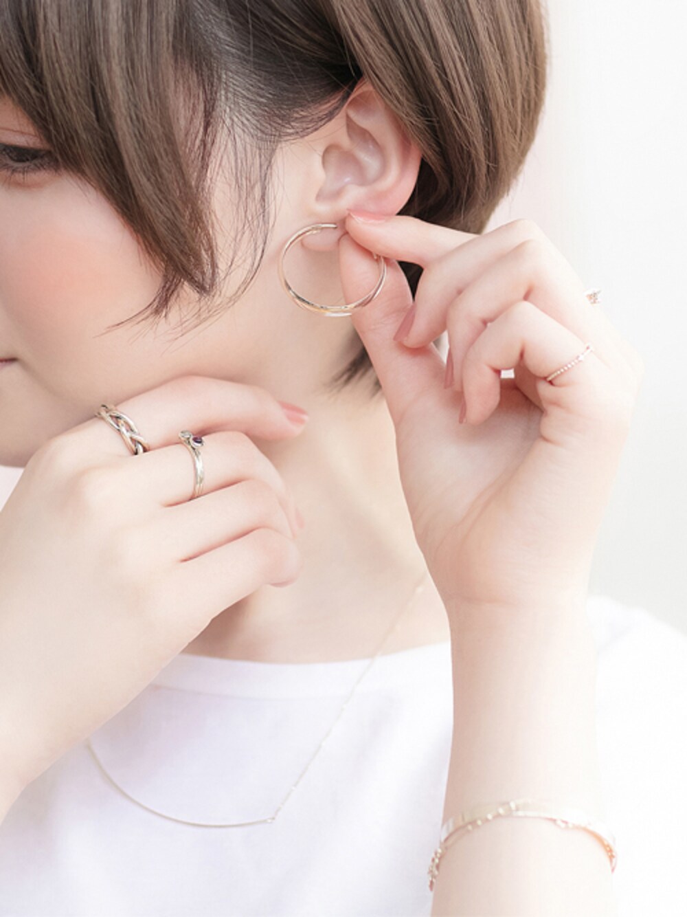 シルバー系のピアス(両耳用)、シルバー系のリング、シルバー系のリングを着用したレディースの春コーディネートの1枚目の写真