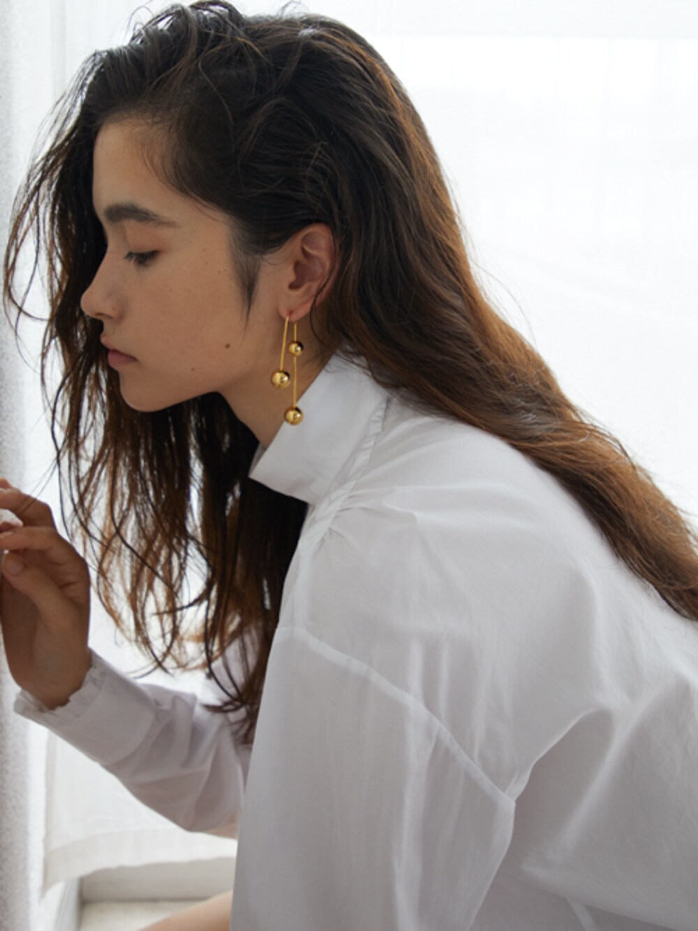 「白シャツ、ピアス、アクセサリー、ジュエリー、片耳ピアス、ボリュームピアス」｜「L'Attitudeのorb"parallel"ピアス（ピアス（片耳用）、ゴールド系）」を使った、JEWEL ADDICT STAFFさん（レディース・165cm）の春コーディネートの1枚目の写真