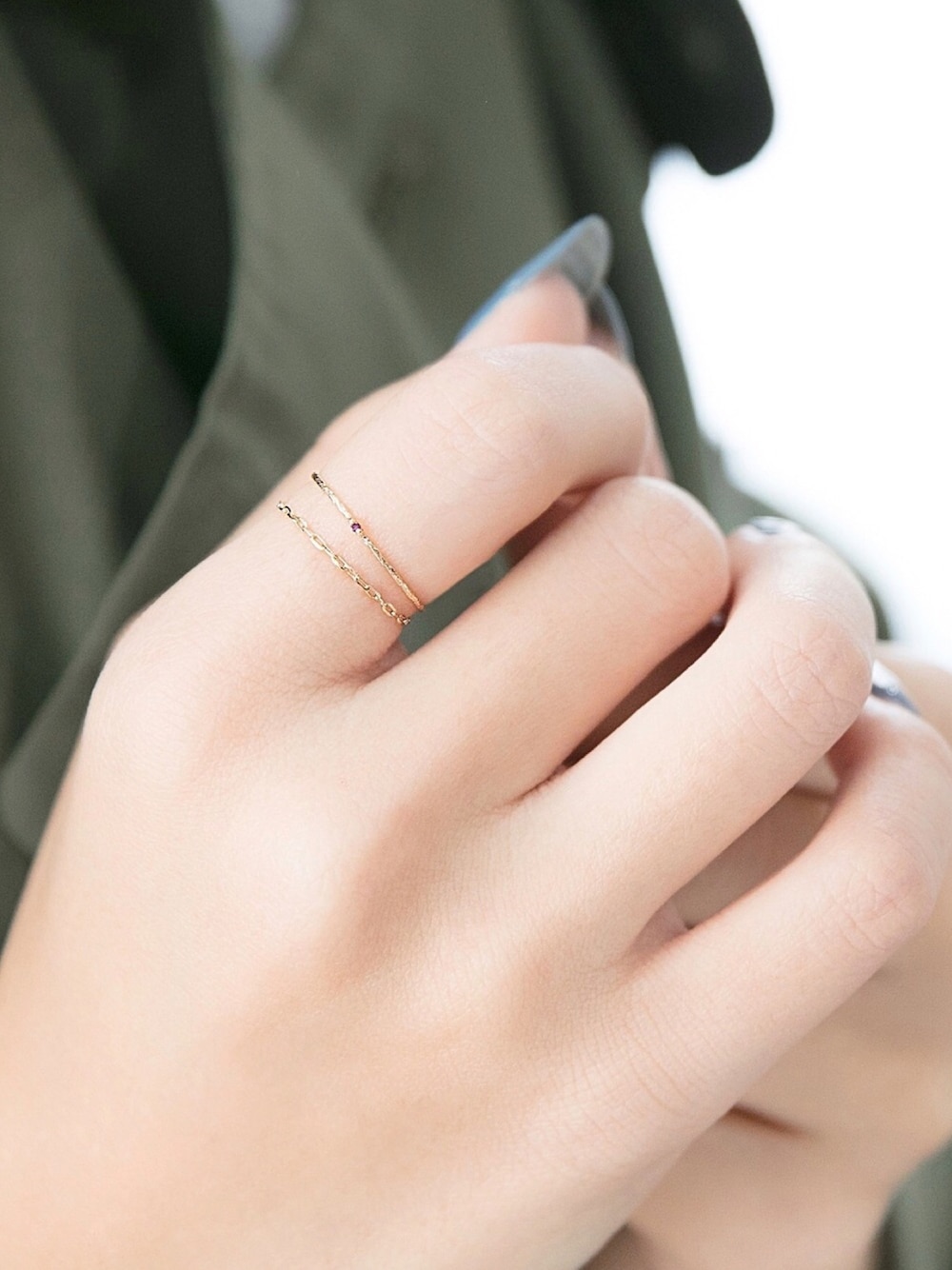 レッド系のリング、ゴールド系のリングを着用したレディースの春コーディネートの1枚目の写真