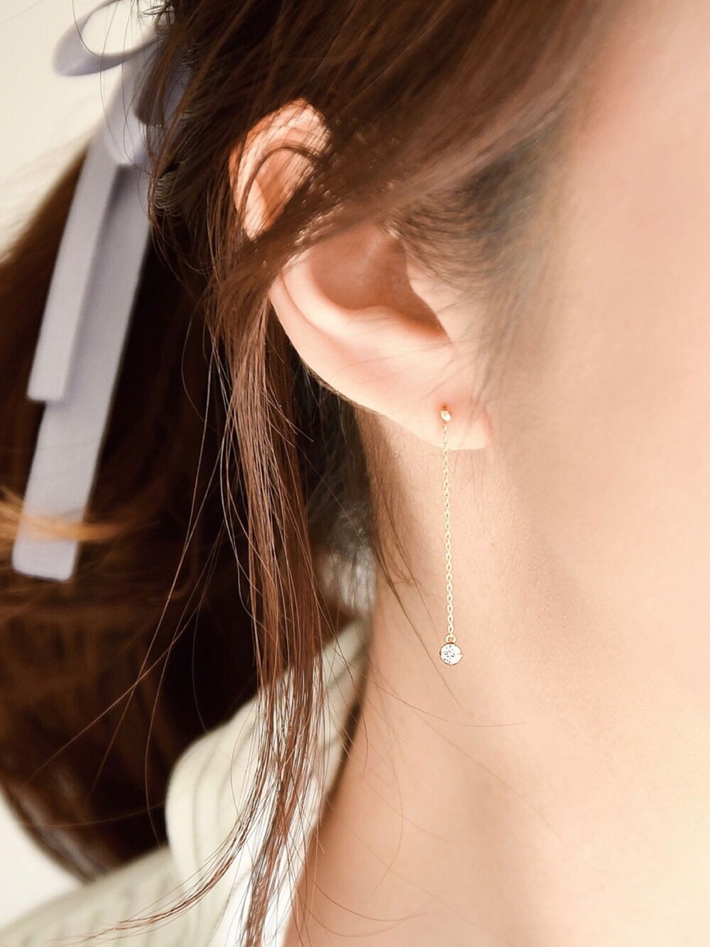 ゴールド系のピアス(両耳用)を着用したレディースの春コーディネートの1枚目の写真