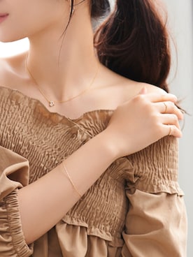 「アイテム（バングル/リストバンド）」を使った、JEWEL ADDICT STAFFさん（レディース・165cm）の春コーディネート