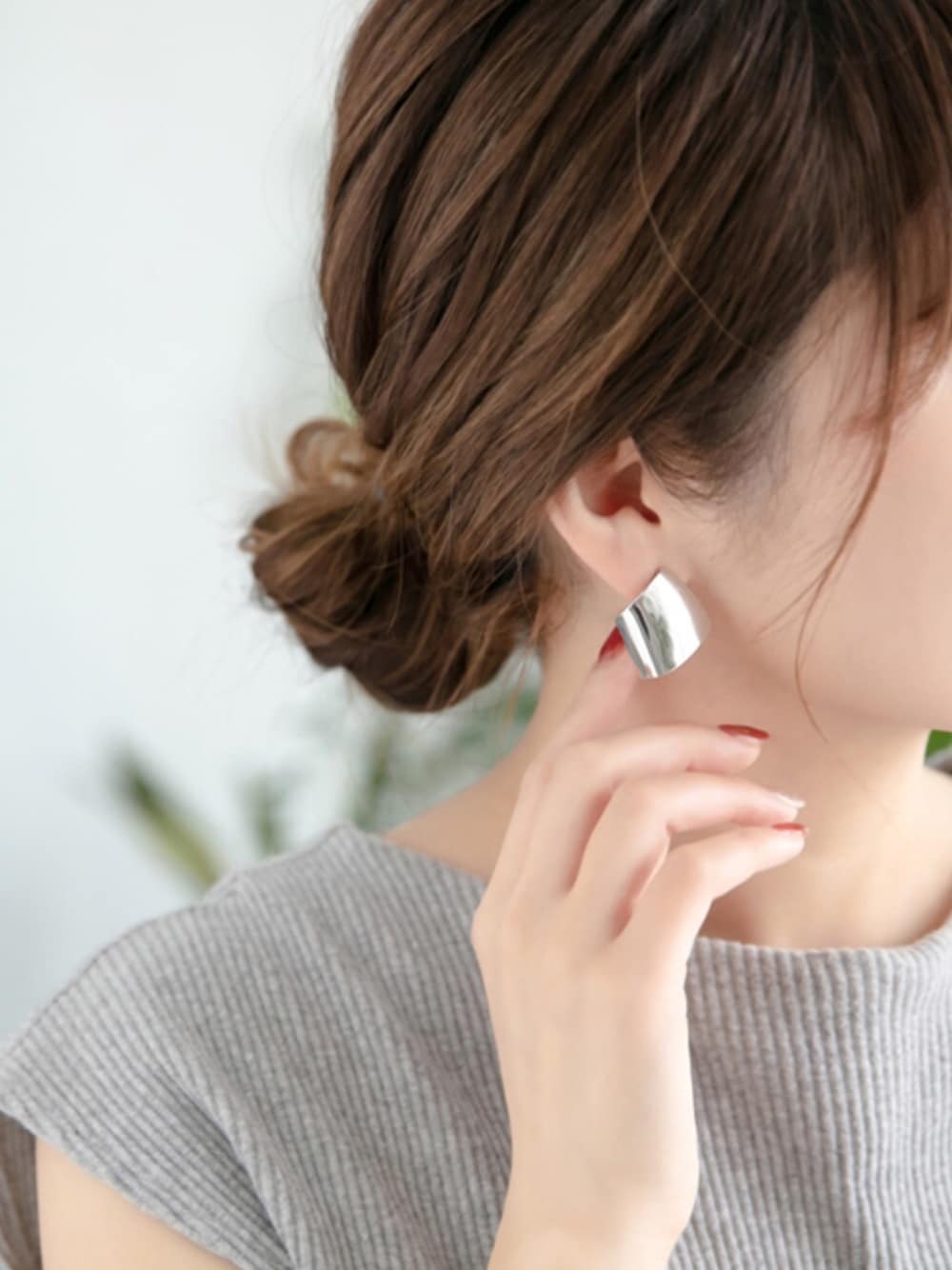 「グレー、ピアス、シルバー、アクセサリー、大ぶりピアス、シルバーアクセサリー、リブT」｜「Phoebeのイヤーラップメタルピアス（ピアス（両耳用）、シルバー系）」を使った、JEWEL ADDICT STAFFさん（レディース・165cm）の夏コーディネートの1枚目の写真