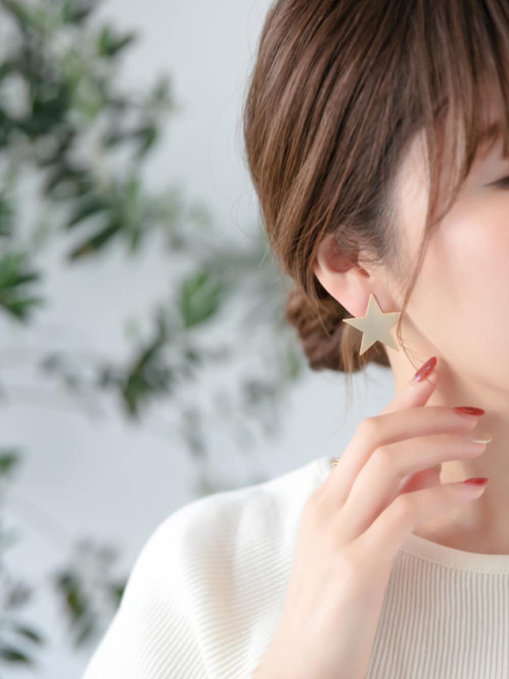 「星柄、ピアス、白、スター、アクセサリー、星、おだんごヘアー、赤ネイル」｜「Phoebeのビックスターピアス（ピアス（両耳用）、ゴールド系）」を使った、JEWEL ADDICT STAFFさん（レディース・165cm）の夏コーディネートの1枚目の写真