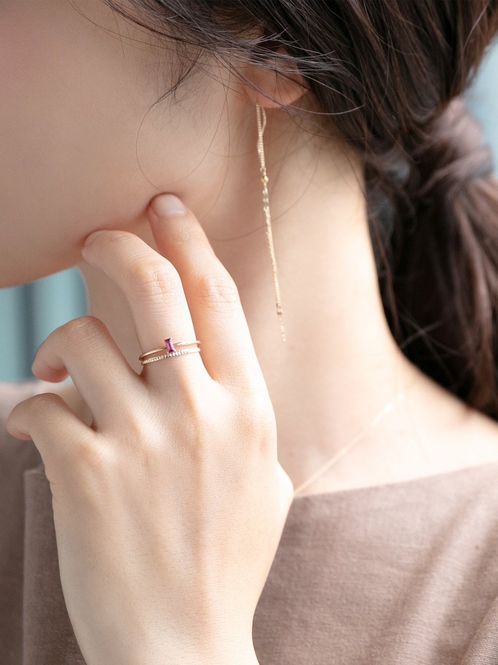 ゴールド系のリングを着用したレディースの夏コーディネートの1枚目の写真