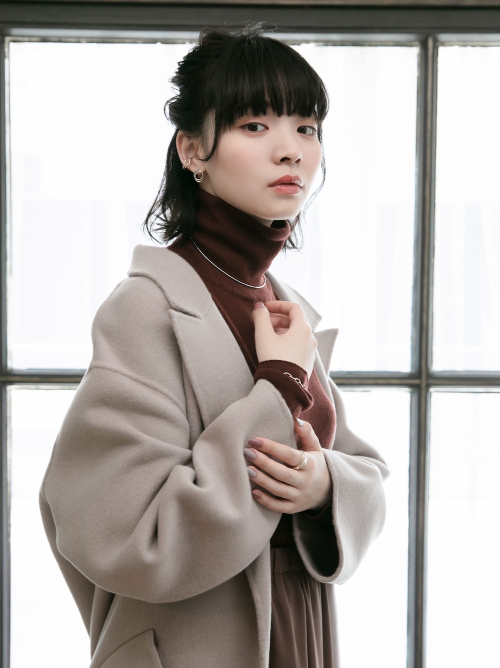 シルバー系のリング、シルバー系のブレスレット、シルバー系のチョーカーを着用したレディースの冬コーディネートの1枚目の写真