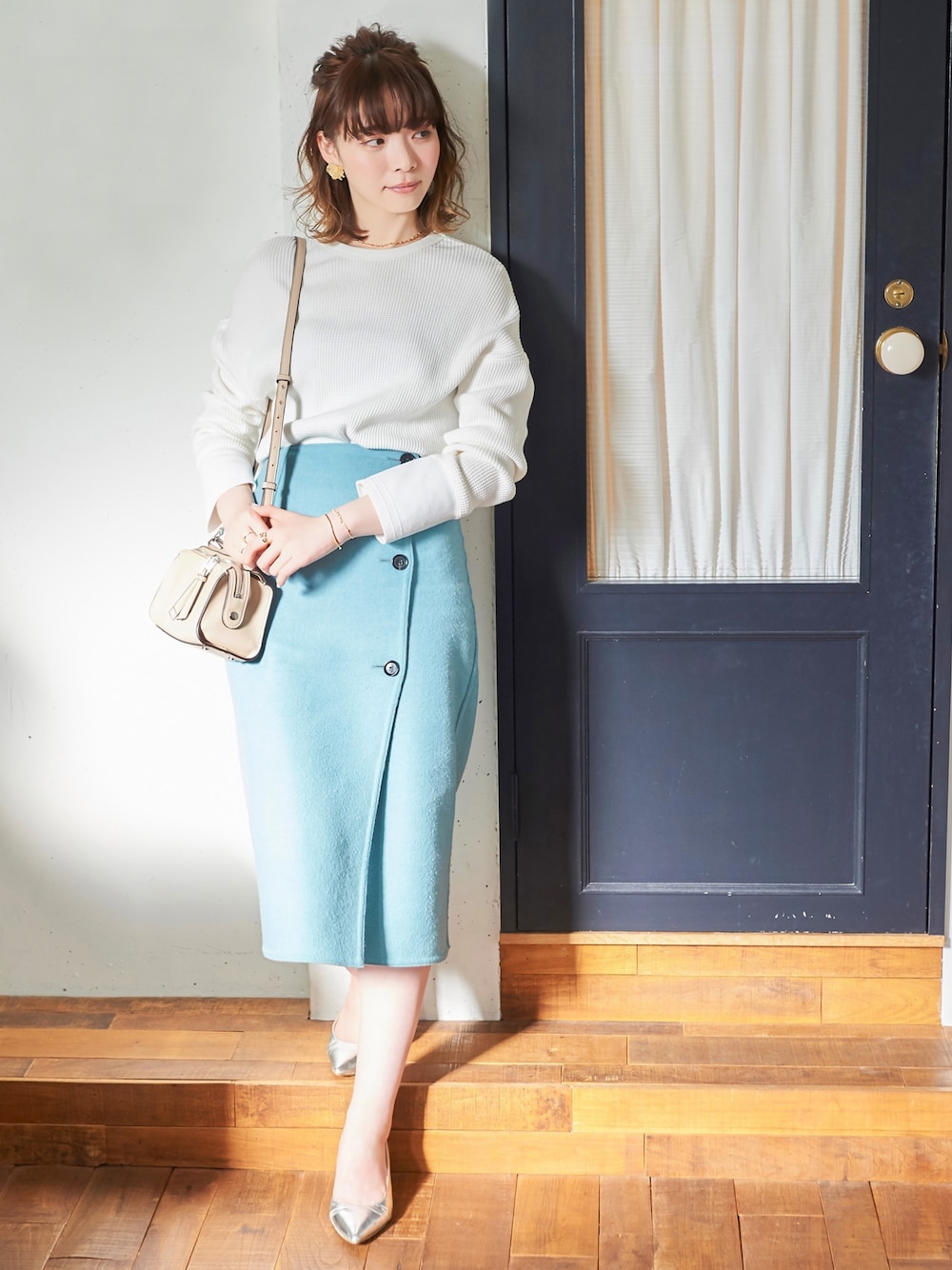 「ラップスカート、ワッフルクルーネックＴ、ピアス、アクセサリー、春コーデ、マーガレット」｜「Phoebeのデコレートチェーンチョーカーネックレス（チョーカー、ゴールド系）」を使った、JEWEL ADDICT STAFFさん（レディース・165cm）の春コーディネートの1枚目の写真