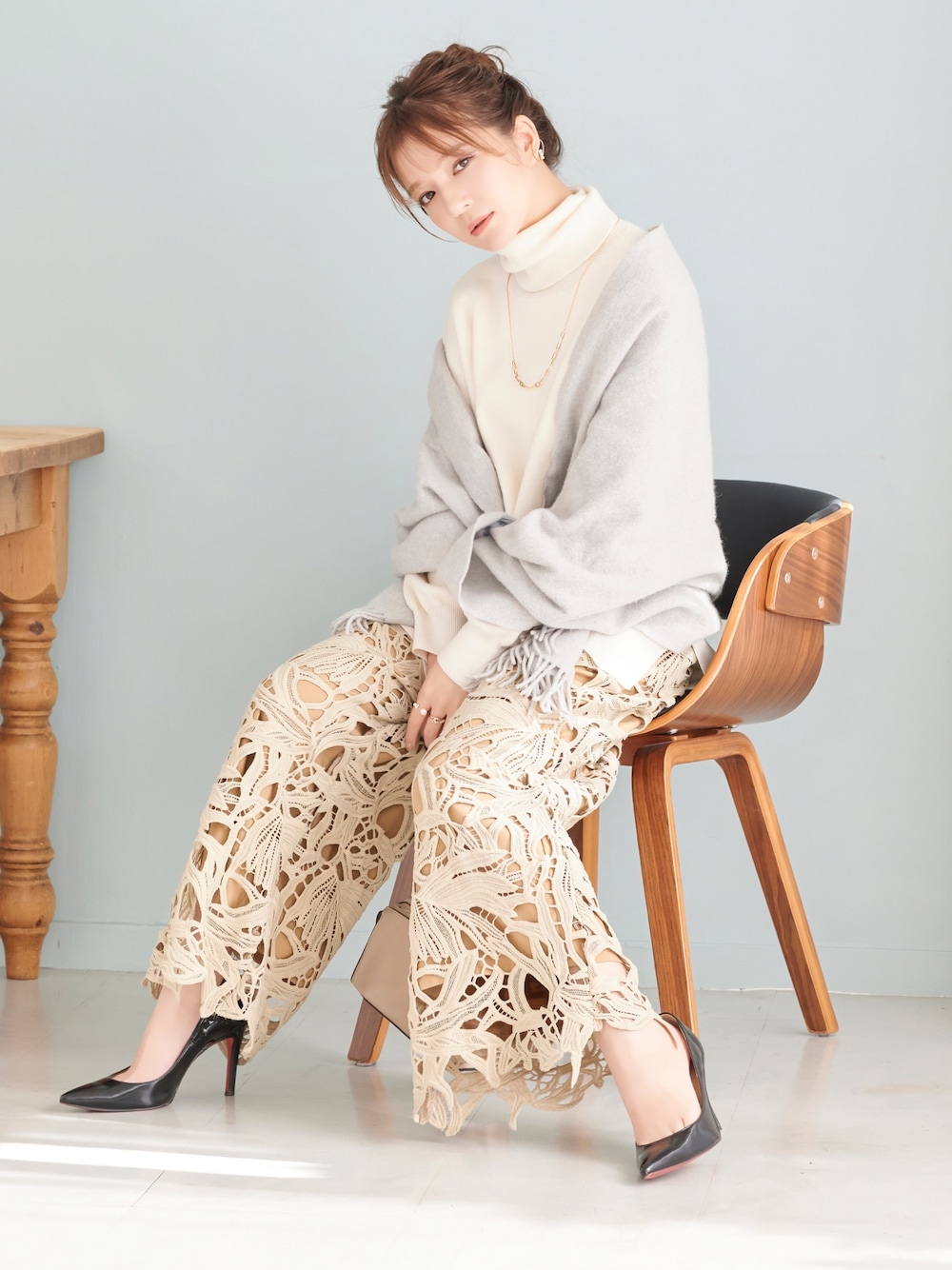 ゴールド系のネックレス、ゴールド系のイヤーカフを着用したレディースの冬コーディネートの1枚目の写真