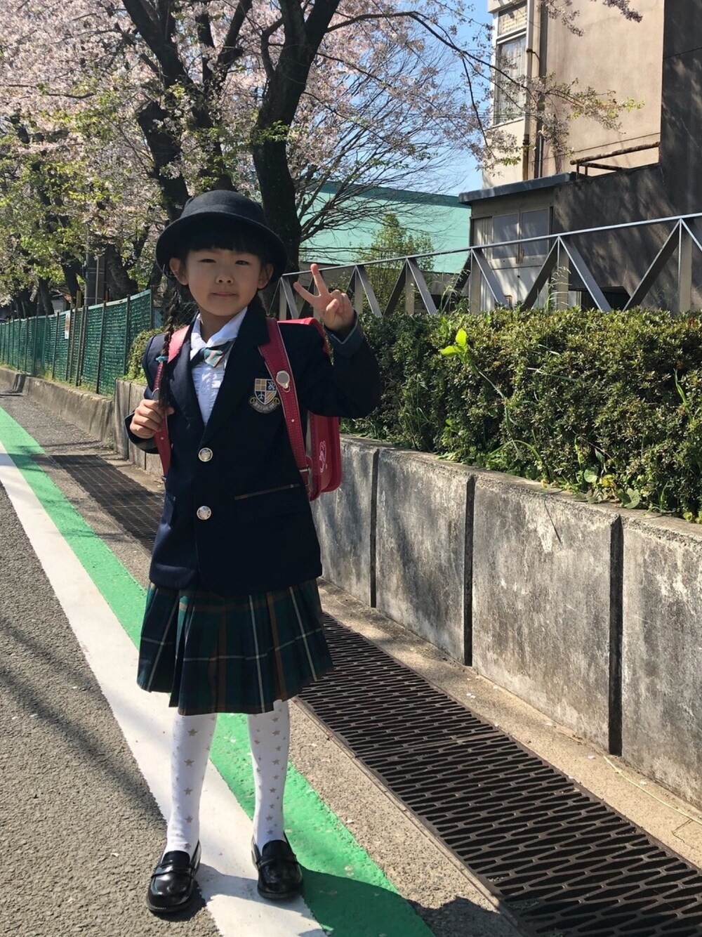 「キッズコーデ、はるコーデ、入学式、おんなのこ、6歳、シンプルコーデ、小学生」｜「ZARAのアイテム（帽子、ブラック系）」を使った、✨MIYU💫さん（キッズ・110cm）の春コーディネートの1枚目の写真