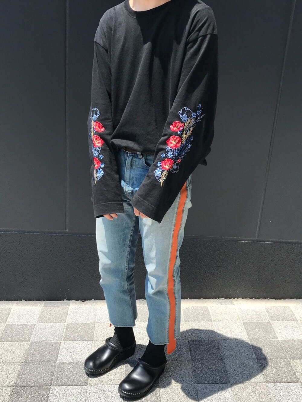 「お洒落さんとつながりたい、キレイめ、春コーデ、デニムパンツ、花柄トップス、jieda、相互フォロー、いいね、save、フォローお願いします🤑、大学生、デニムコーデ」｜「Jiedaの2019春夏　FLOWER EMBROIDERY L/S（Tシャツ/カットソー、ブラック系）」を使った、らくさん（メンズ・174cm）の春コーディネートの1枚目の写真
