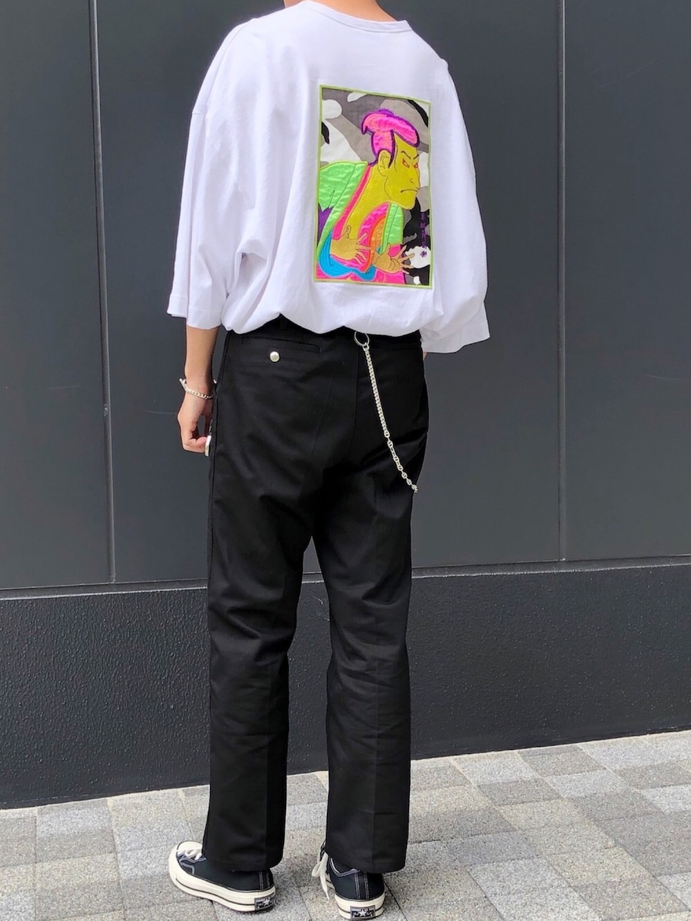 「シンプル、休日スタイル、夏、スニーカー、白Tシャツ、スラックス、大人コーデ、大学生」｜「Jiedaの【JieDa/ジエダ】CRAZY刺繍TEE（Tシャツ/カットソー、ホワイト系）」を使った、らくさん（メンズ・175cm）の夏コーディネートの1枚目の写真