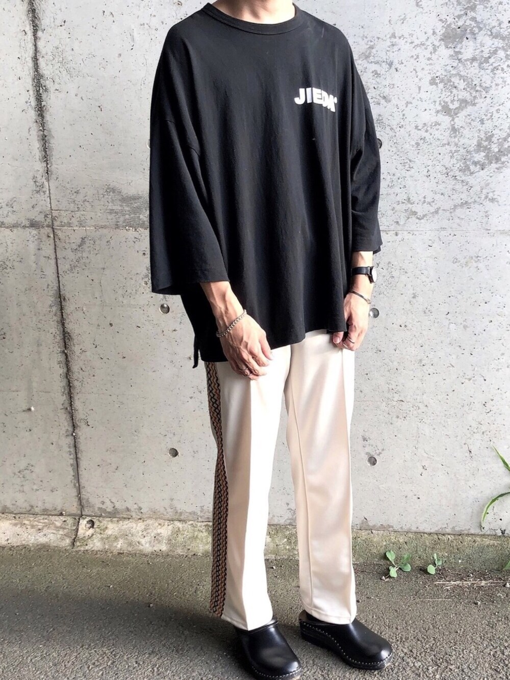 「秋コーデ、今日のコーデ、おしゃれさんと繋がりたい、キレイめ、jieda、ラインパンツ、トラックパンツ、黒Tシャツ、Tシャツ、ビッグT」｜「JiedaのJieDa ジエダ / JieDa LOGO BIG T-SHIRT / Jie-19S-CT08（Tシャツ/カットソー、ブラック系）」を使った、らくさん（メンズ・174cm）の秋コーディネートの1枚目の写真
