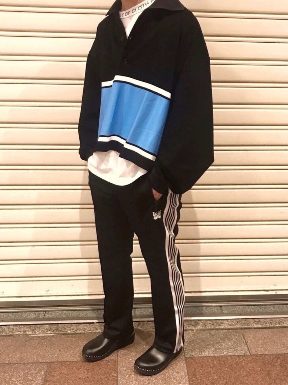 「おしゃれさんと繋がりたい、春夏コーデ、今日のコーデ、ootd、サンダル、ポロシャツ、neonsign、NEEDLES、トラックパンツ、TROENTORP」｜「NEONSIGNのNEON SIGN SOUVENIR LONG SLEEVE T-SHIRT（Tシャツ/カットソー、ホワイト系）」を使った、らくさん（メンズ・174cm）の春コーディネートの1枚目の写真