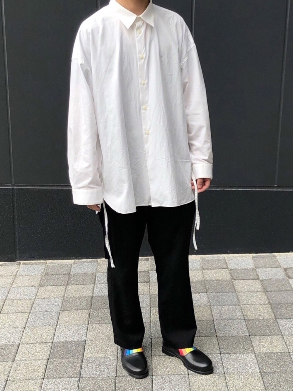 「秋コーデ、今日のコーデ、おしゃれさんと繋がりたい、モノトーン、白シャツ、ootd、キレイめ、モノトーンコーデ、シンプル、シンプルコーデ」｜「ToironierのToironier/トワロニエ/ﾌﾞﾛｰﾄﾞ ﾙｰｽﾞｼｬﾂ（シャツ/ブラウス、ホワイト系）」を使った、らくさん（メンズ・174cm）の秋コーディネートの1枚目の写真