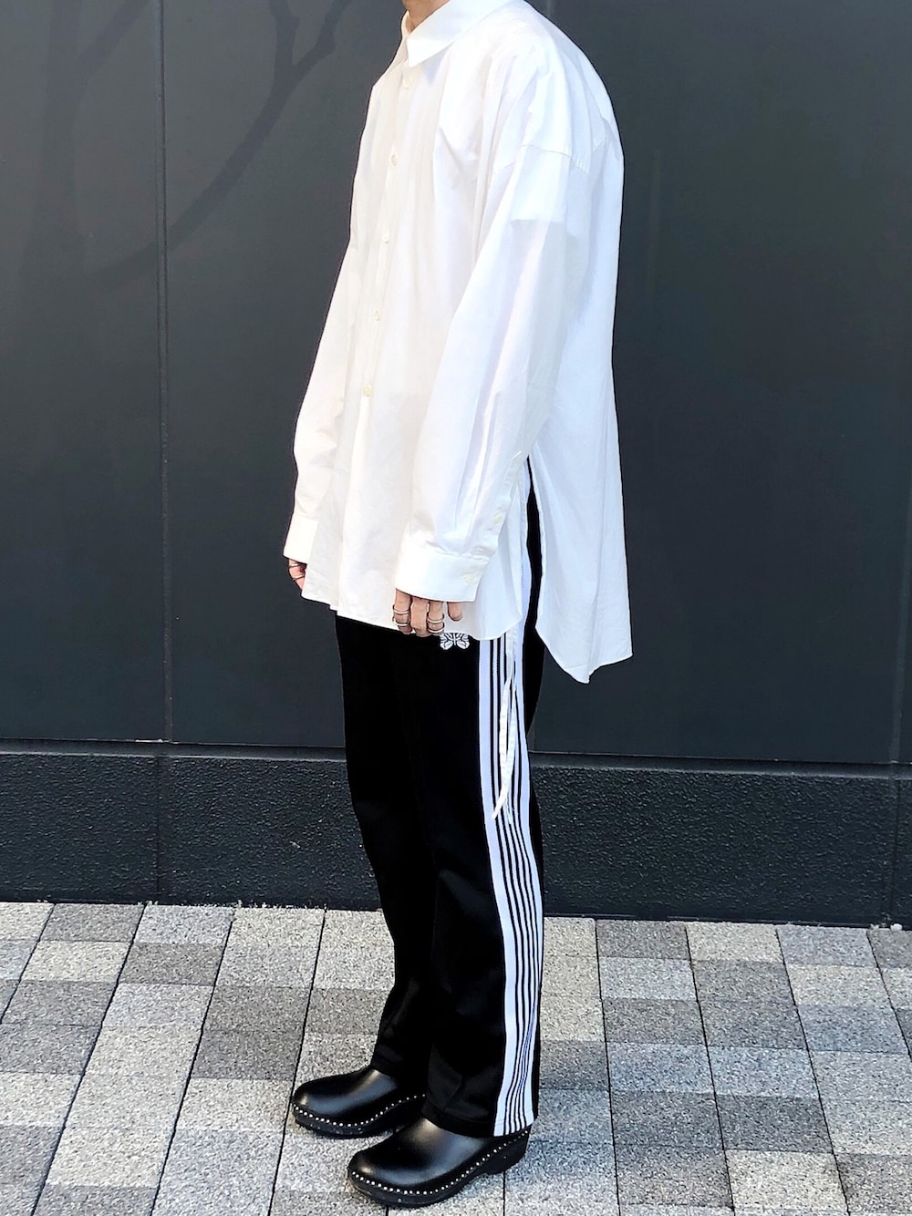 「秋のコーデ、おしゃれさんと繋がりたい、シンプルコーデ、モノトーン、白シャツ、トラックパンツ、NEEDLES、休日スタイル、カジュアル、大学生」｜「ToironierのToironier/トワロニエ/ﾌﾞﾛｰﾄﾞ ﾙｰｽﾞｼｬﾂ（シャツ/ブラウス、ホワイト系）」を使った、らくさん（メンズ・174cm）の秋コーディネートの1枚目の写真