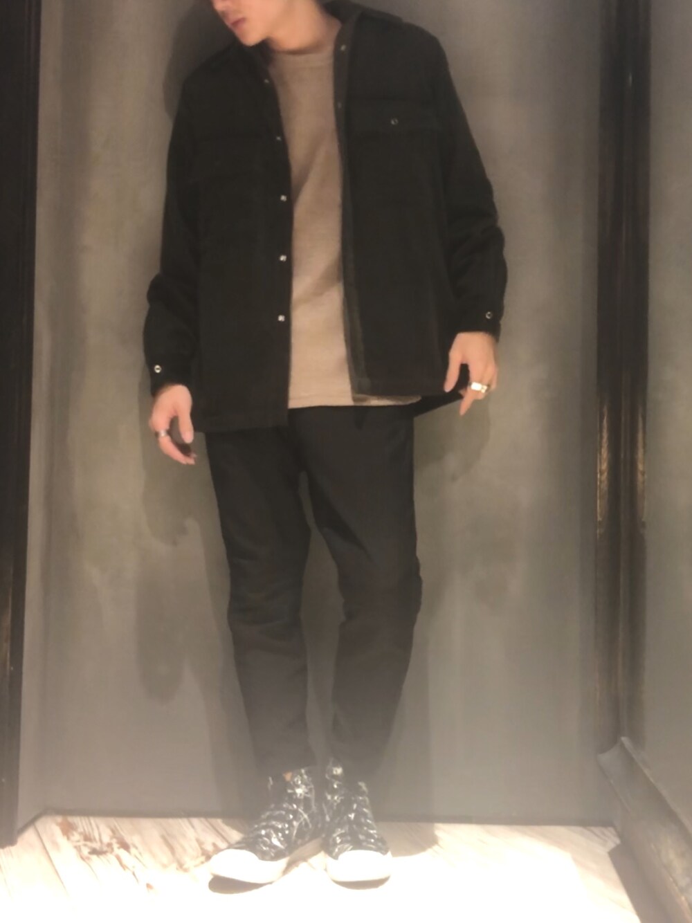 グリーン系のシャツ/ブラウス、ベージュ系のTシャツ/カットソー、ブラック系のパンツを着用したメンズの秋コーディネートの1枚目の写真