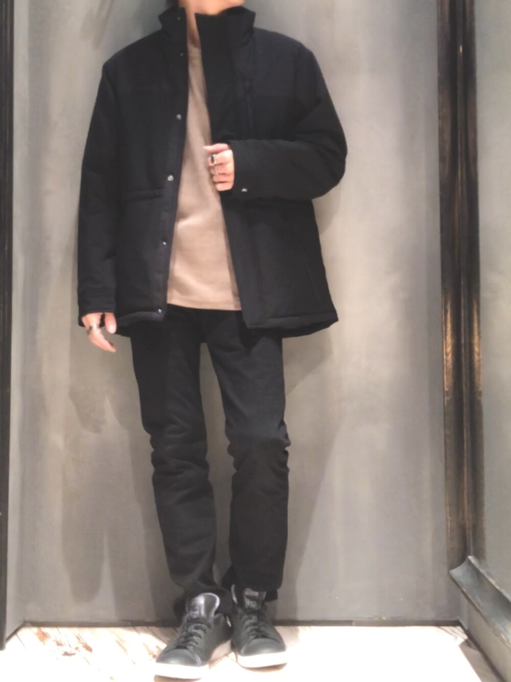 ブラック系のブルゾン、ベージュ系のTシャツ/カットソー、ブラック系のその他パンツを着用したメンズの冬コーディネートの1枚目の写真