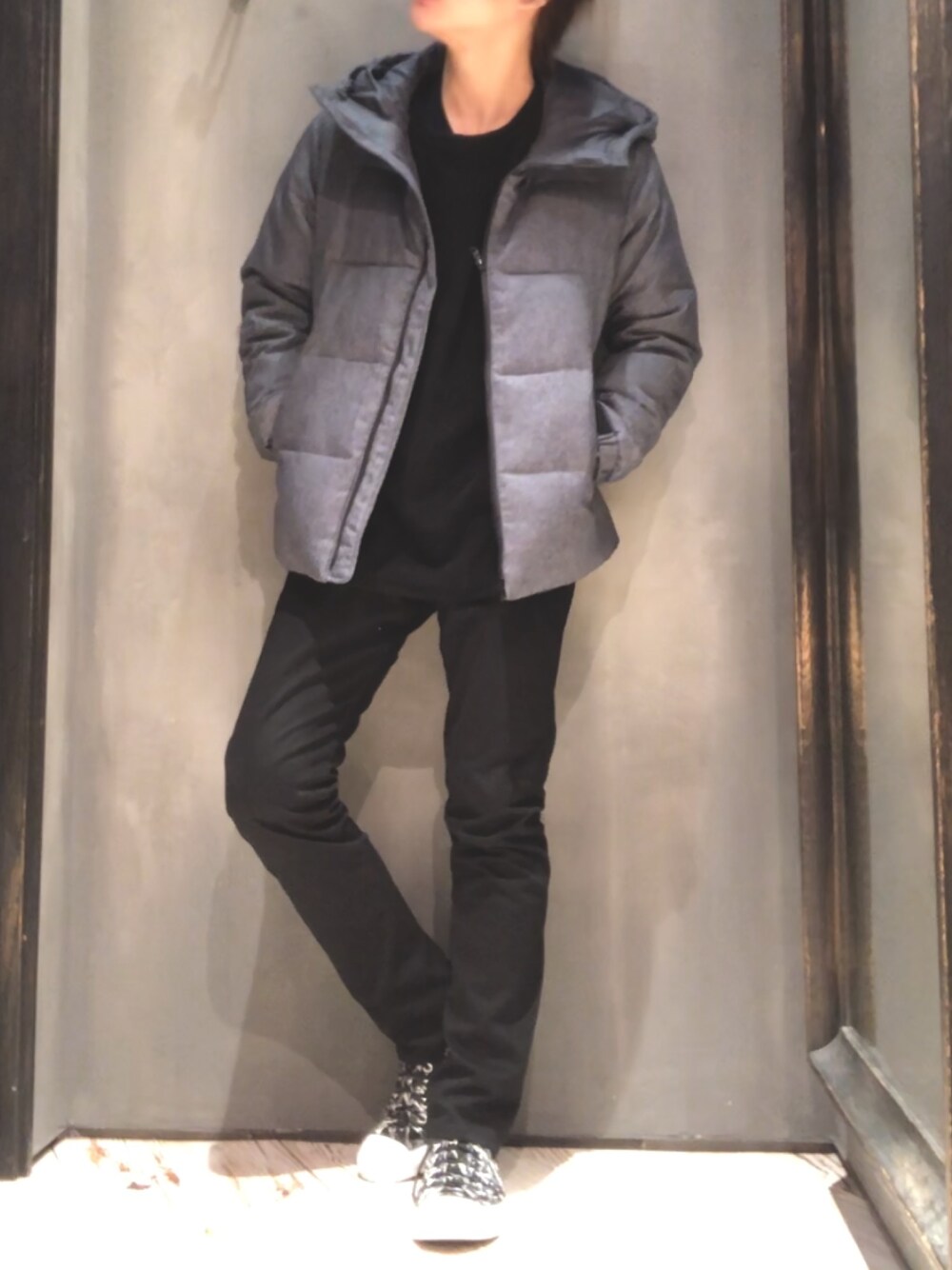 グレー系のダウンジャケット/コート、ブラック系のTシャツ/カットソー、ブラック系のその他パンツを着用したメンズの冬コーディネートの1枚目の写真
