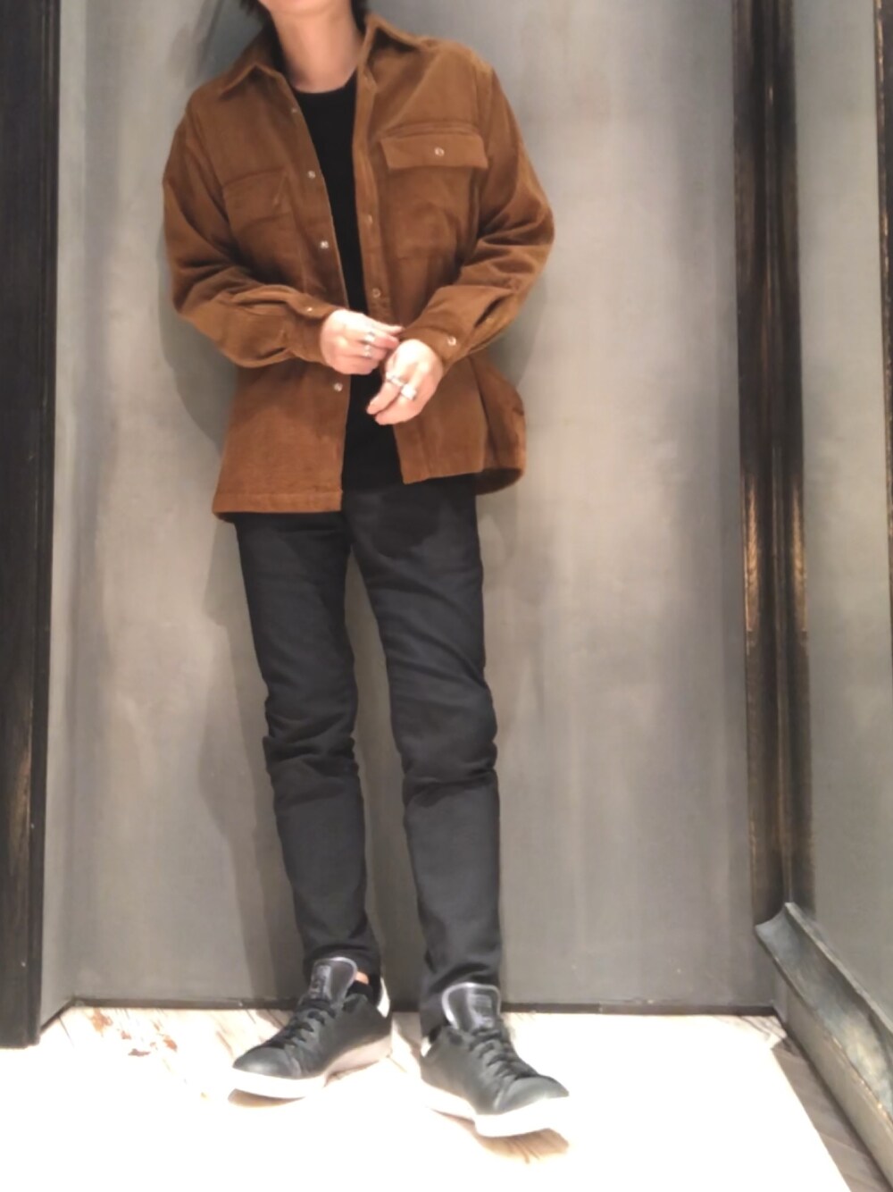 ベージュ系のシャツ/ブラウス、ブラック系のTシャツ/カットソー、ブラック系のスラックスを着用したメンズの冬コーディネートの1枚目の写真