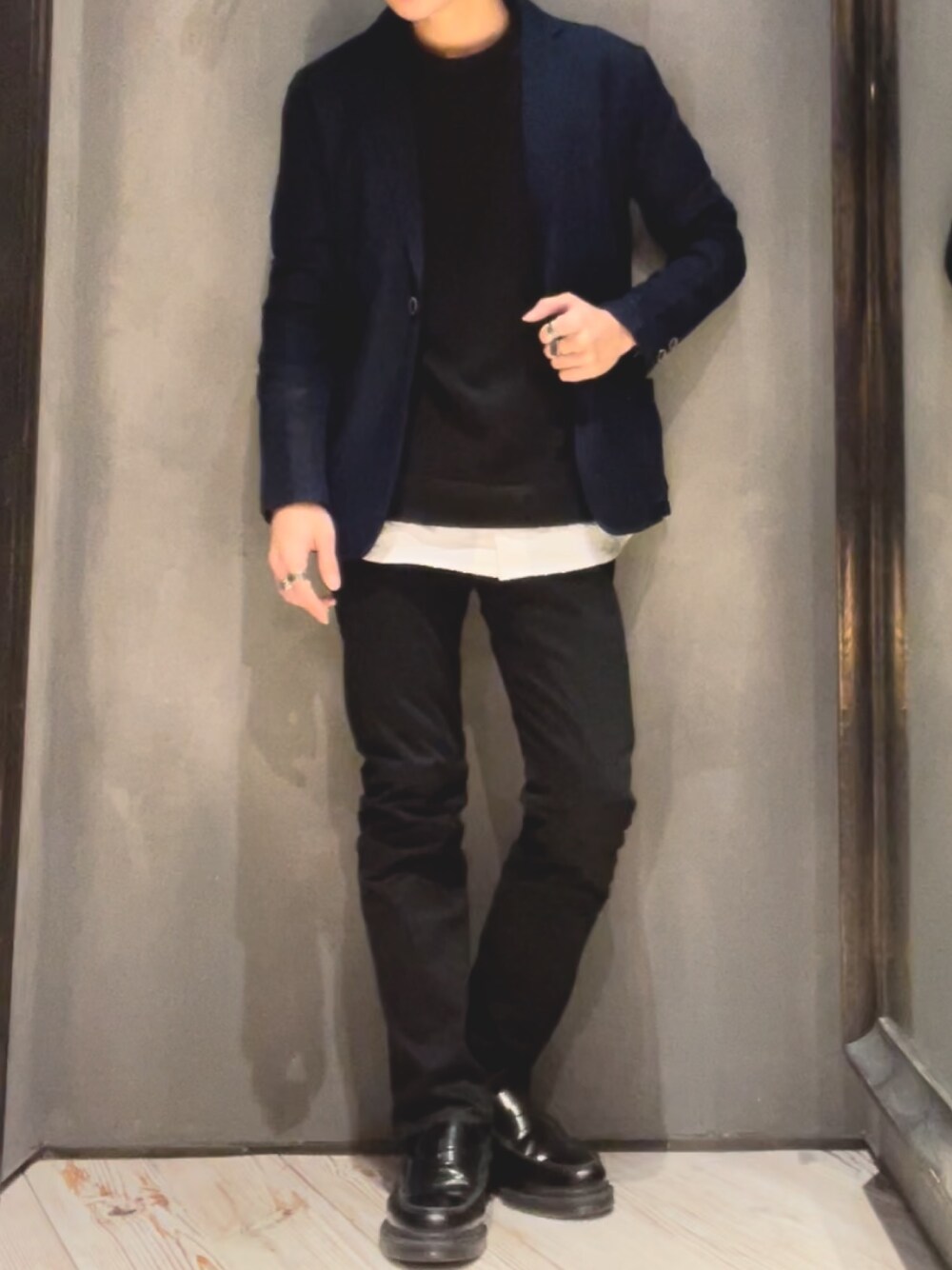 ブルー系のテーラードジャケット、ブラック系のTシャツ/カットソー、ブラック系のその他パンツを着用したメンズの春コーディネートの1枚目の写真