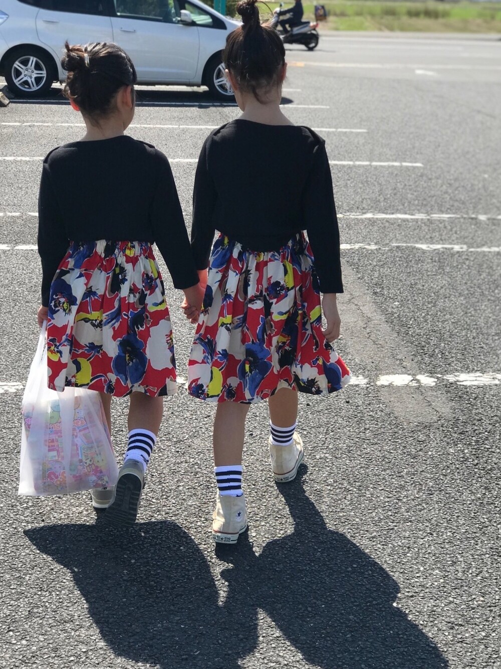 「双子、7歳、女の子、女の子コーデ、春コーデ、姉妹、ハンドメイド、kids、キッズファッション」｜「CIAOPANIC TYPYの【ママとお揃い】ワッフルボートネック（Tシャツ/カットソー、ブラック系）」を使った、☺︎twins☺︎NR**さん（キッズ・134cm）の春コーディネートの1枚目の写真