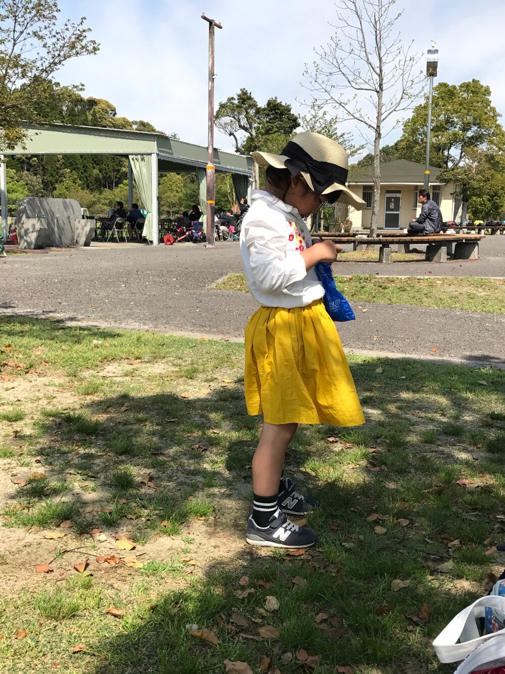 「韓国子供服、花柄シャツ、麦わら帽子、シンプルコーデ、女の子、ニューバランス」｜「GLOBAL WORKのアイテム（帽子、ベージュ系）」を使った、☺︎twins☺︎NR**さん（キッズ・127cm）の春コーディネートの1枚目の写真