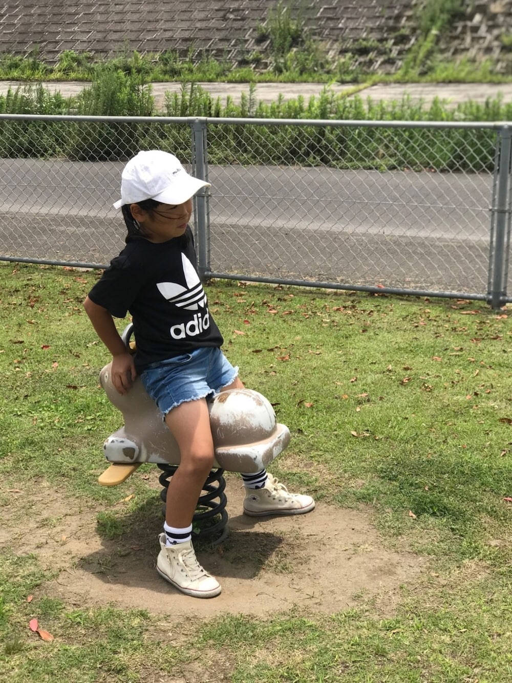 「カジュアル、キャップ、adidas originals、スポーティー、女の子、fashion、kids、girl、ロゴT」｜「GLOBAL WORKの【キッズ】カラーツイルキャップ/741725（キャップ、ホワイト系）」を使った、☺︎twins☺︎NR**さん（キッズ・128cm）の夏コーディネートの1枚目の写真