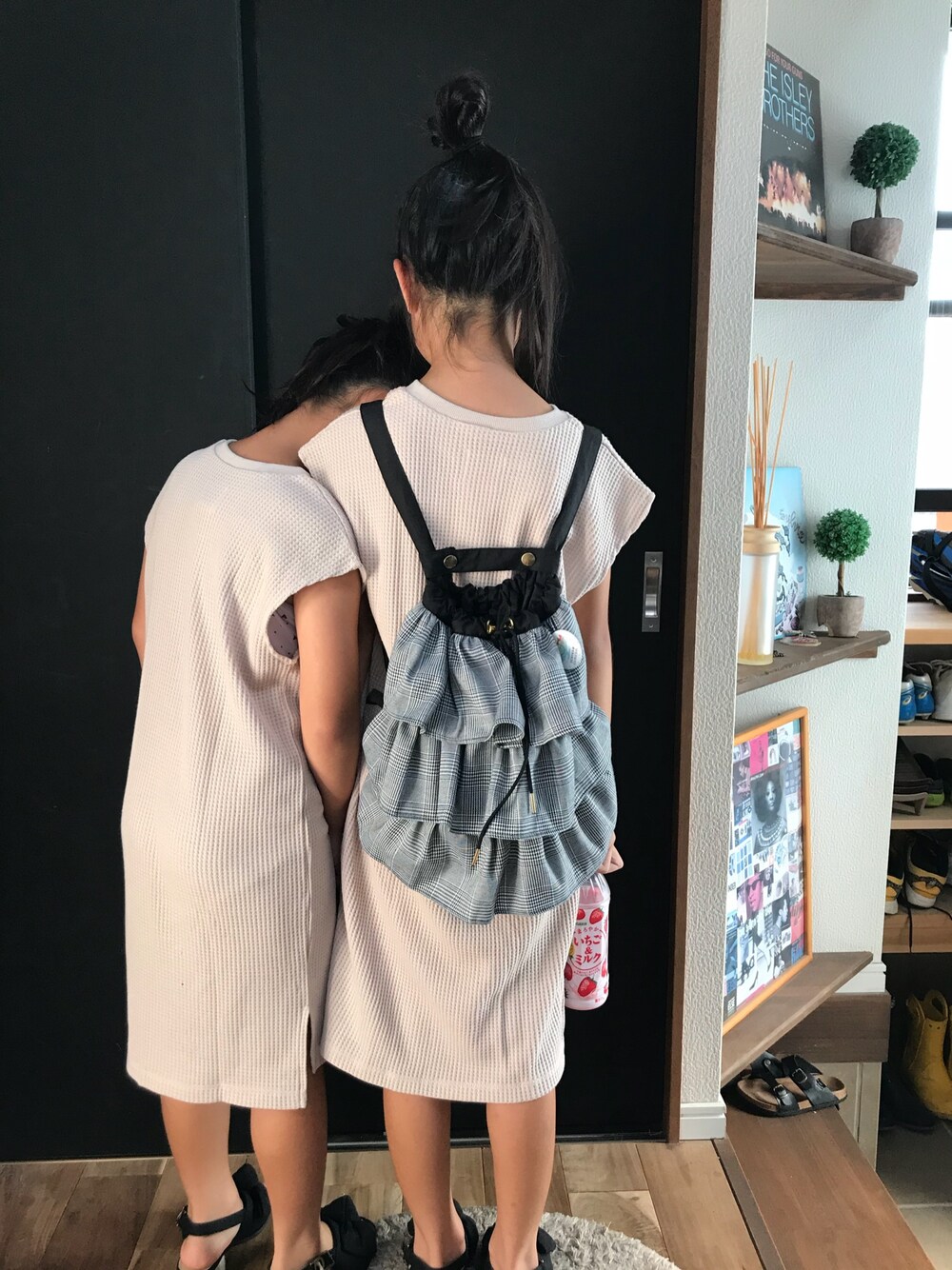 「チャオパニックティピー(CIAOPANIC TYPY)、双子、ワッフルワンピ、ワンピ、楽チンコーデ、リュック、女の子、キッズコーデ」｜「CIAOPANIC TYPYの【ママとおそろい】ワッフルロングワンピース（ワンピース、ベージュ系）」を使った、☺︎twins☺︎NR**さん（キッズ・136cm）の夏コーディネートの1枚目の写真