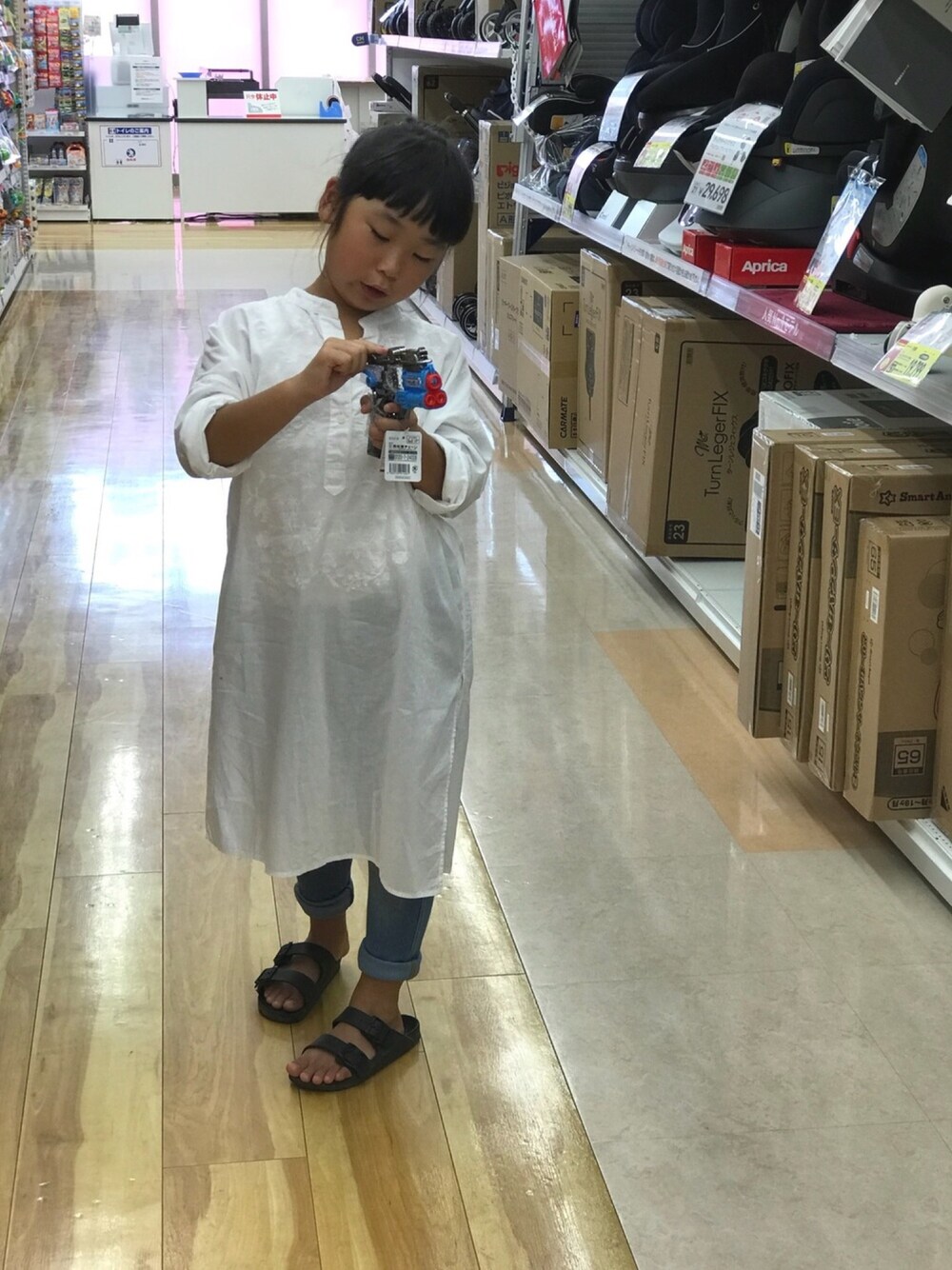 「シャツワンピ、開襟シャツ、カジュアルコーデ、大人シャツ、シンプルコーデ、サンダル、お洒落さんと繋がりたい」｜「UNIQLOのプレミアムリネンスタンドシャツ（7分袖）＋EC（シャツ/ブラウス、ホワイト系）」を使った、☺︎twins☺︎NR**さん（キッズ・132cm）の夏コーディネートの1枚目の写真