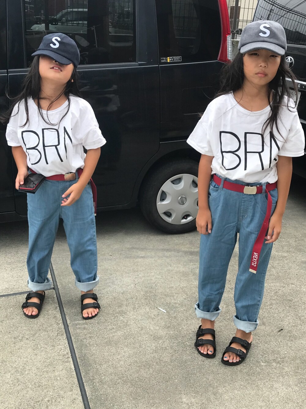 「双子、テーパードパンツ、デニム、キャップ、ラフ、女の子、スポーティー、サンダル」｜「DAISOのアイテム（キャップ、ブラック系）」を使った、☺︎twins☺︎NR**さん（キッズ・134cm）の夏コーディネートの1枚目の写真