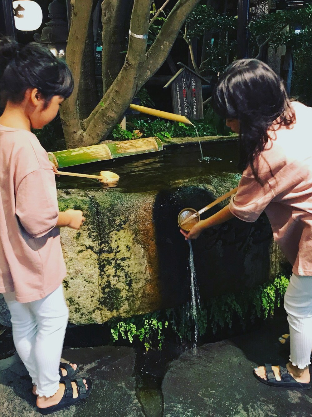 「女の子、シンプルコーデ、リブレギンス、チャオパニックティピー(CIAOPANIC TYPY)、ラフ、kids、双子」｜「CIAOPANIC TYPYの【WEB限定】ユニセックスビッグポケットTシャツ（Tシャツ/カットソー、ピンク系）」を使った、☺︎twins☺︎NR**さん（キッズ・135cm）の夏コーディネートの1枚目の写真