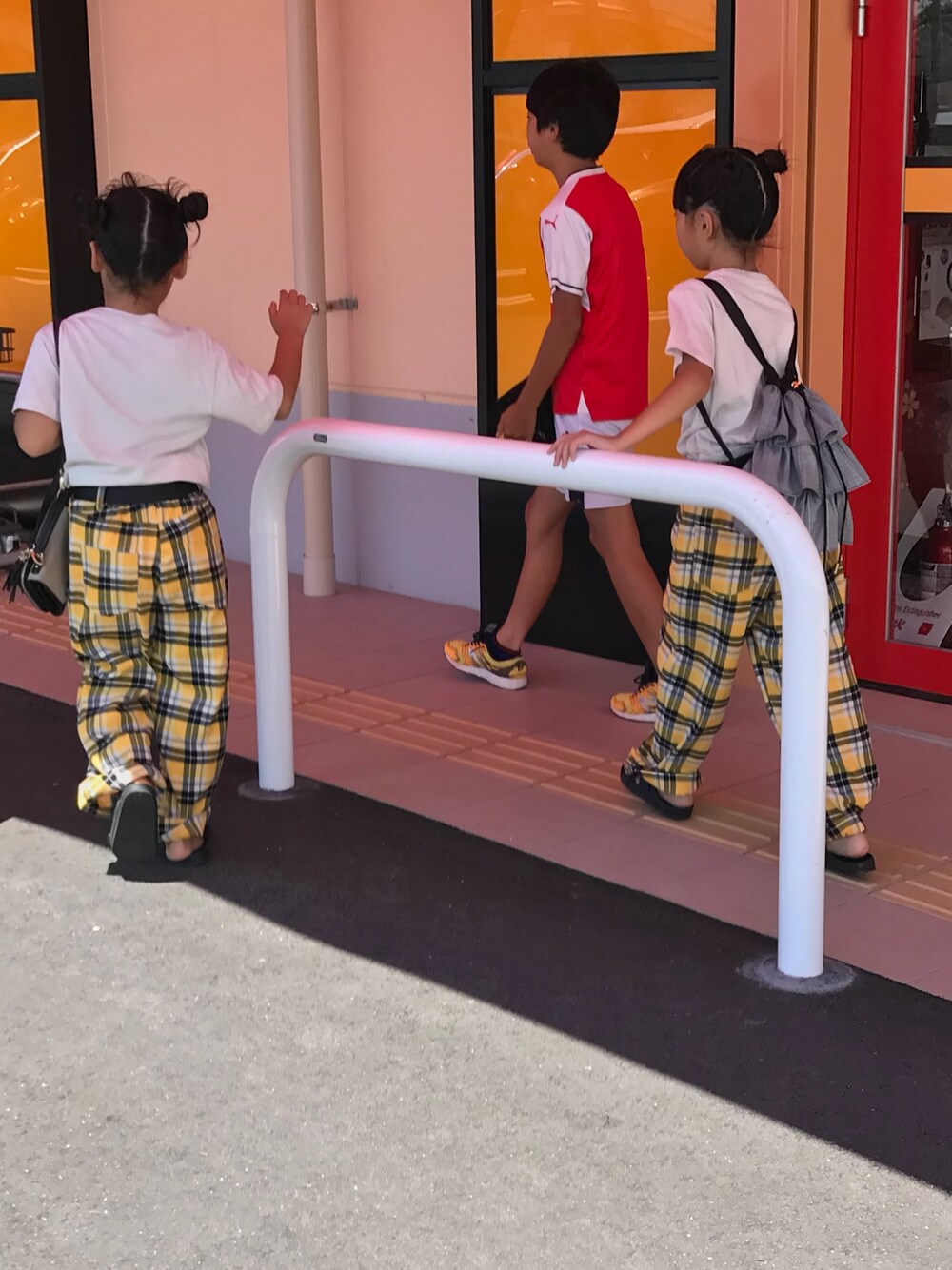 「チェック、チェックパンツ、ワイドパンツ、秋コーデ、キッズファッション、派手、おしゃれさんと繋がりたい、双子」｜「coenの【coen キッズ/ジュニア】スマイリーロゴプリントTシャツ(100～150cm)（Tシャツ/カットソー、ベージュ系）」を使った、☺︎twins☺︎NR**さん（キッズ・134cm）の秋コーディネートの1枚目の写真