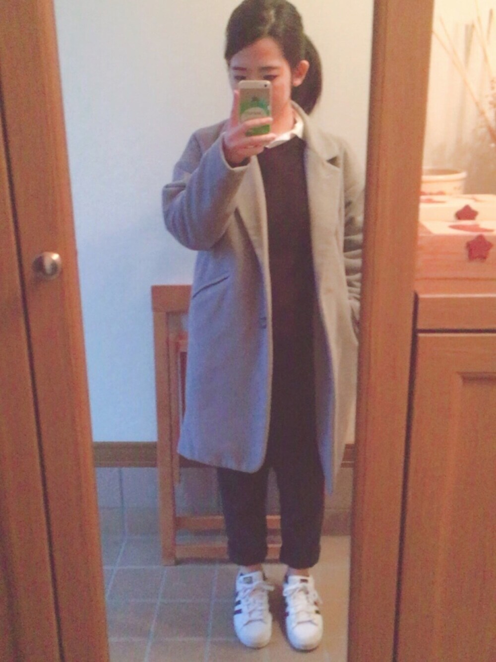 ホワイト系のシャツ/ブラウス、ブラック系のニット/セーター、ブルー系のその他パンツを着用したレディースの冬コーディネートの1枚目の写真