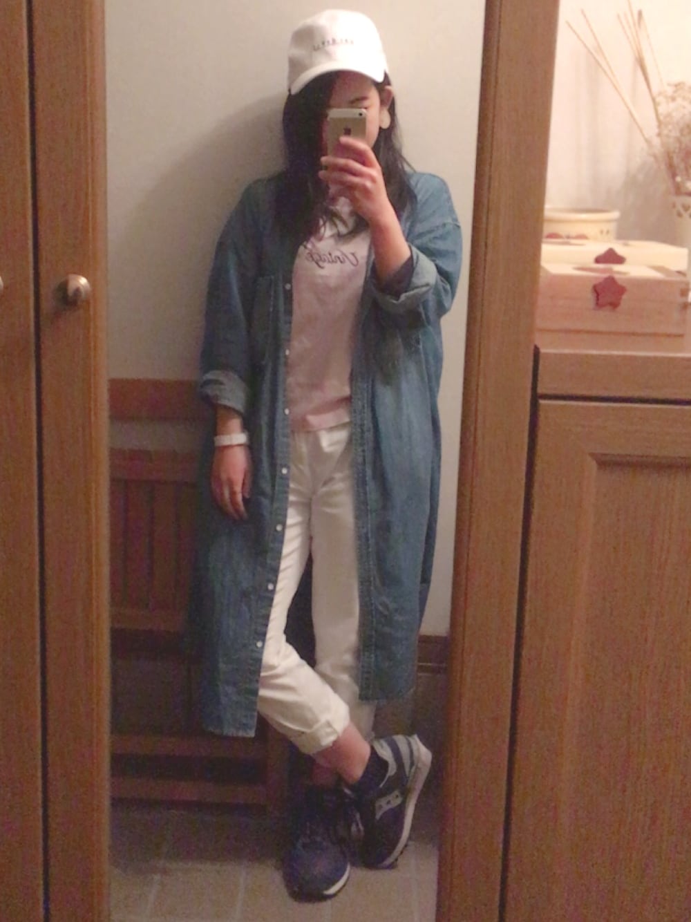 ピンク系のTシャツ/カットソー、ブルー系のシャツ/ブラウス、ホワイト系のその他パンツを着用したレディースの春コーディネートの1枚目の写真