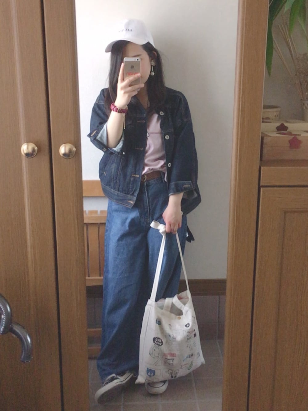 ピンク系のTシャツ/カットソー、ブルー系のデニムジャケット、ブルー系のデニムパンツを着用したレディースの春コーディネートの1枚目の写真