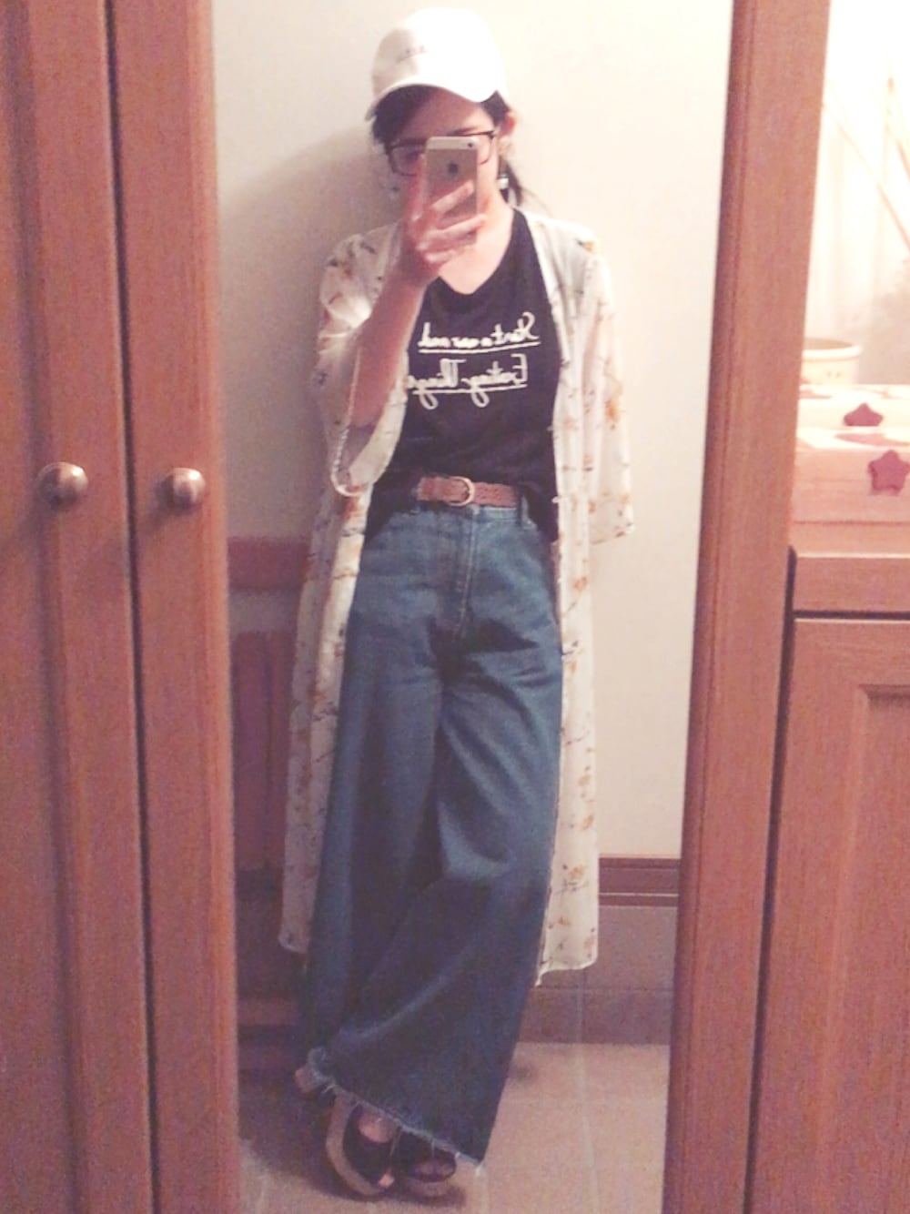 ブラック系のTシャツ/カットソー、ブルー系のデニムパンツ、ブラック系のサンダルを着用したレディースの夏コーディネートの1枚目の写真