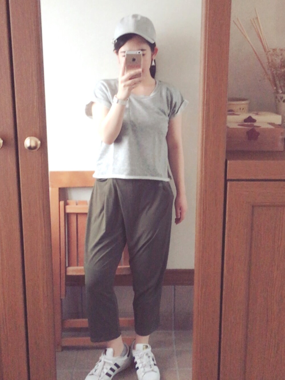 グレー系のTシャツ/カットソー、グリーン系のその他パンツ、ホワイト系のスニーカーを着用したレディースの夏コーディネートの1枚目の写真