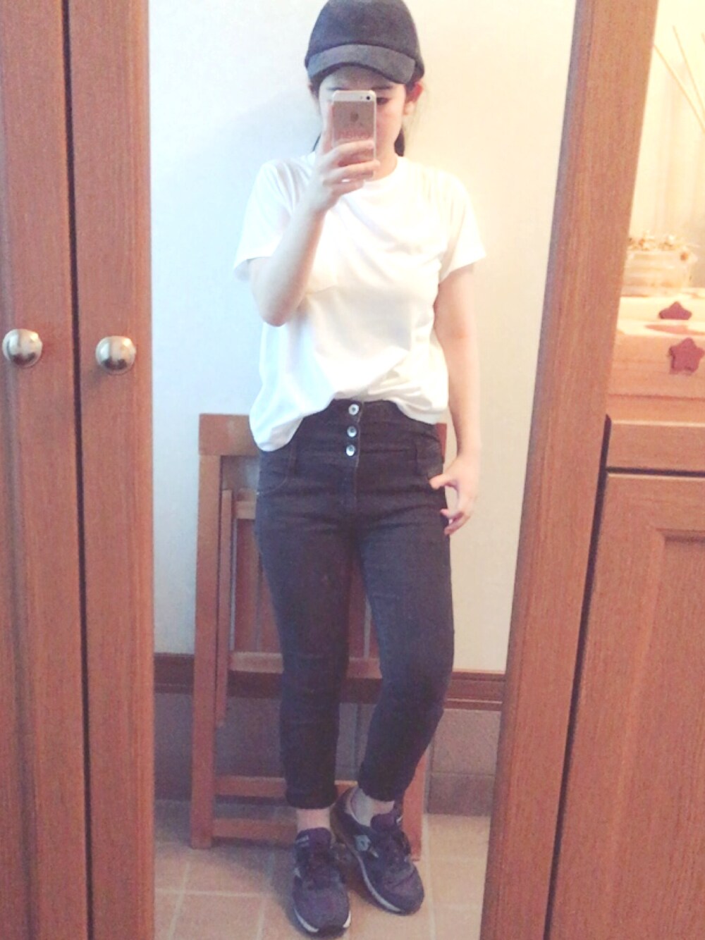 ホワイト系のTシャツ/カットソー、ブラック系のその他パンツ、ブルー系のスニーカーを着用したレディースの秋コーディネートの1枚目の写真