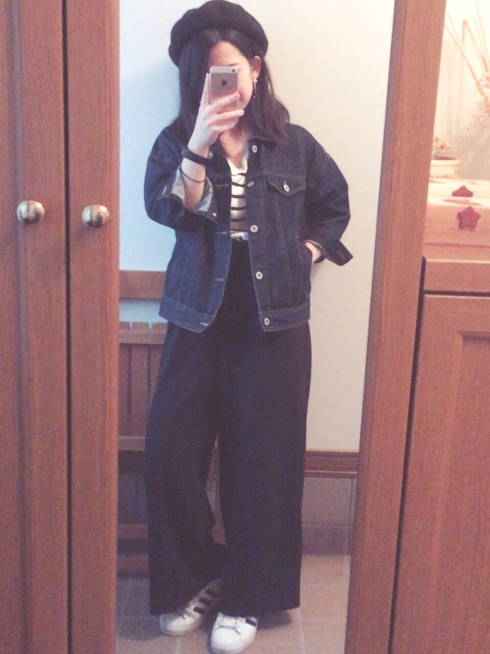 ホワイト系のニット/セーター、ブルー系のデニムジャケット、ブラック系のパンツを着用したレディースの秋コーディネートの1枚目の写真