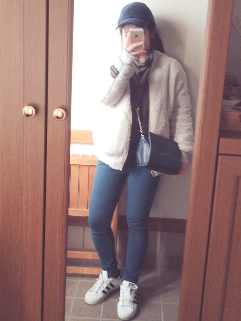 グリーン系のTシャツ/カットソー、ホワイト系のジャケット/アウター、ブラック系のその他パンツを着用したレディースの春コーディネートの1枚目の写真