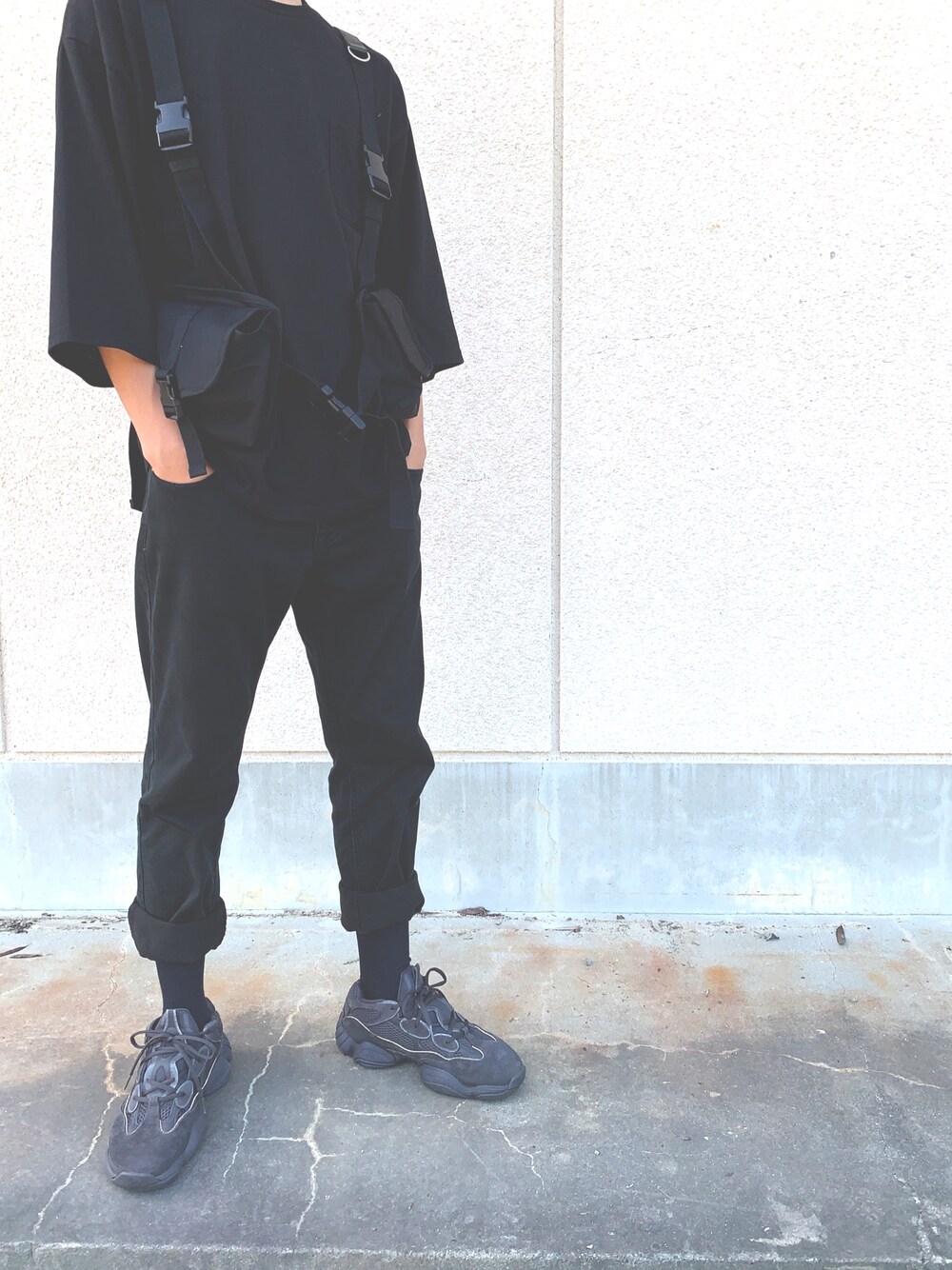 「yeezy500、スニーカー、yeezy、韓国」｜「Yeezyのアイテム（スニーカー、ブラック系）」を使った、dfeeekoさん（メンズ・173cm）の秋コーディネートの1枚目の写真
