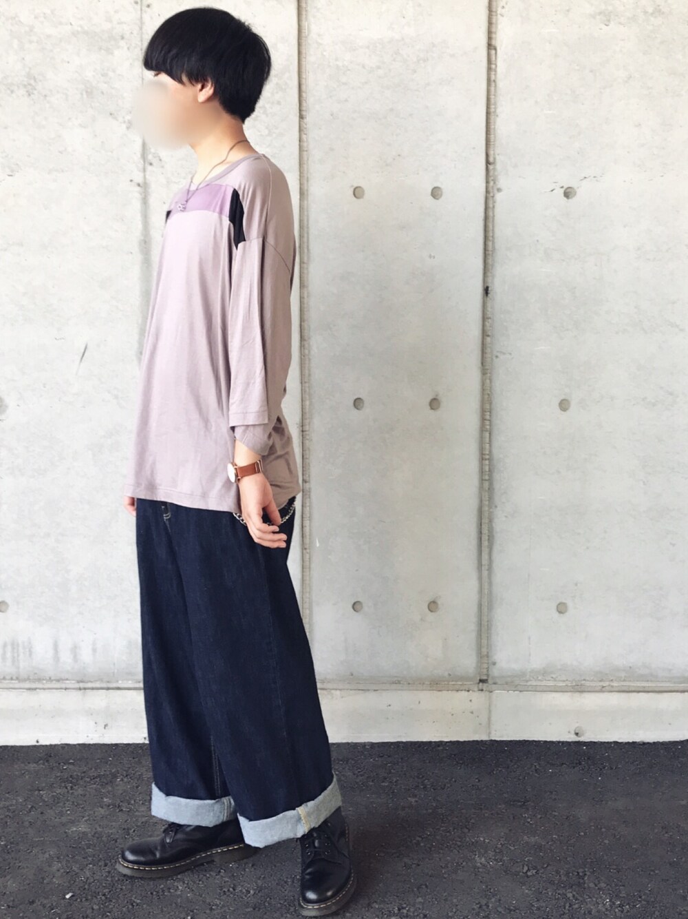 「シンプルコーデ、オトナカジュアル、秋コーデ、おしゃれさんと繋がりたい、ootd、オーバーサイズ、ワイドデニム、Dr.Martens、高校生」｜「SHAREEFのLy/C SINGLE JERSEY S/S BIG-T （Tシャツ/カットソー、ブラウン系）」を使った、ゆーとさん（メンズ・175cm）の夏コーディネートの1枚目の写真