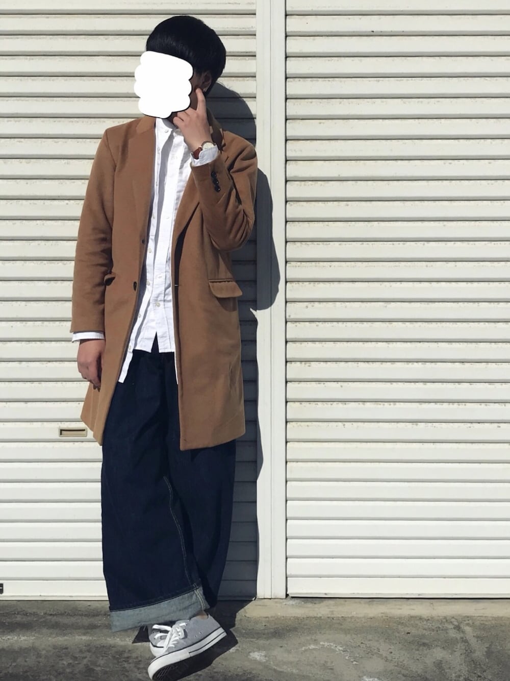「シンプルコーデ、オトナカジュアル、冬コーデ、きれいめカジュアル、ビッグシルエット、デニムパンツ、ワイドデニム、シャツオンシャツ、白シャツ、高校生」｜「CIAOPANICのバロンブロッサメルトンチェスターコート（チェスターコート、イエロー系）」を使った、ゆーとさん（メンズ・175cm）の冬コーディネートの1枚目の写真