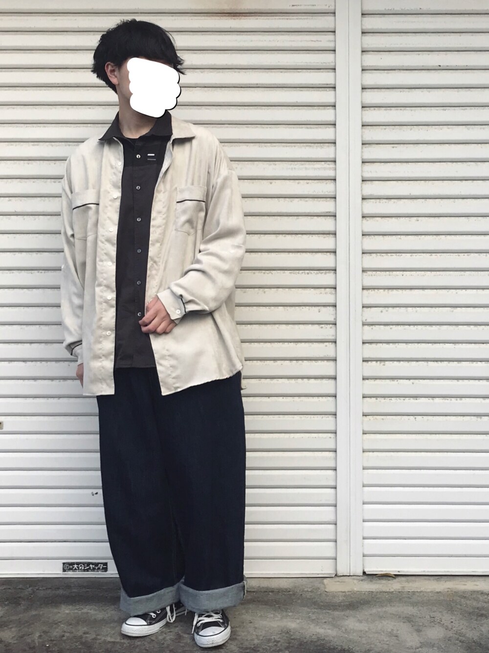 ホワイト系のシャツ/ブラウス、グレー系のシャツ/ブラウス、ブルー系のデニムパンツを着用したメンズの冬コーディネートの1枚目の写真