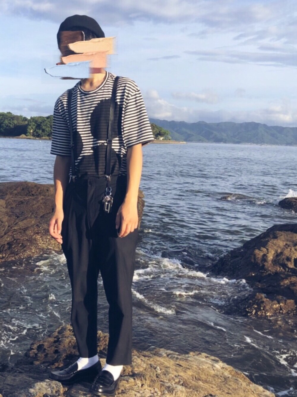 「夏、シンプル、Tシャツ、黒、タックイン、革靴、ベレー帽、サスペンダー、ボーダー、ビックT」｜「LAD MUSICIANのアイテム（Tシャツ/カットソー、ホワイト系）」を使った、ゆーとさん（メンズ・176cm）の夏コーディネートの1枚目の写真