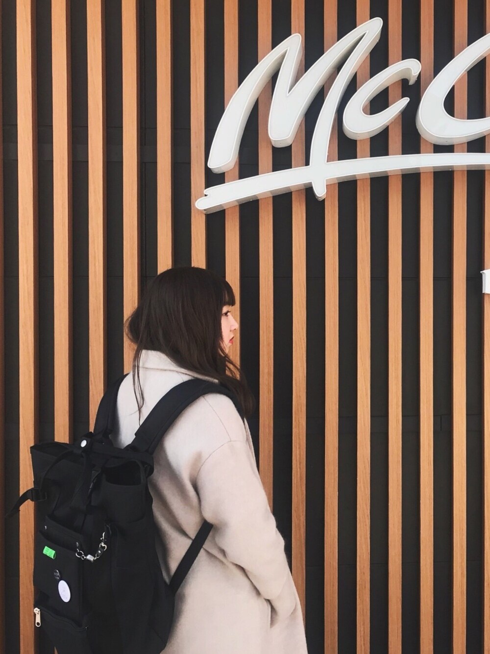 「休日スタイル、冬、オトナカジュアル、ゆるコーデ、オーバーコート、バックパック、マクドナルド」｜「PORTERの【PORTER】ユニオンバックパック/UNION RUCKSACK 24L（バックパック/リュック、ブラック系）」を使った、ゆーとさん（メンズ・176cm）の冬コーディネートの1枚目の写真
