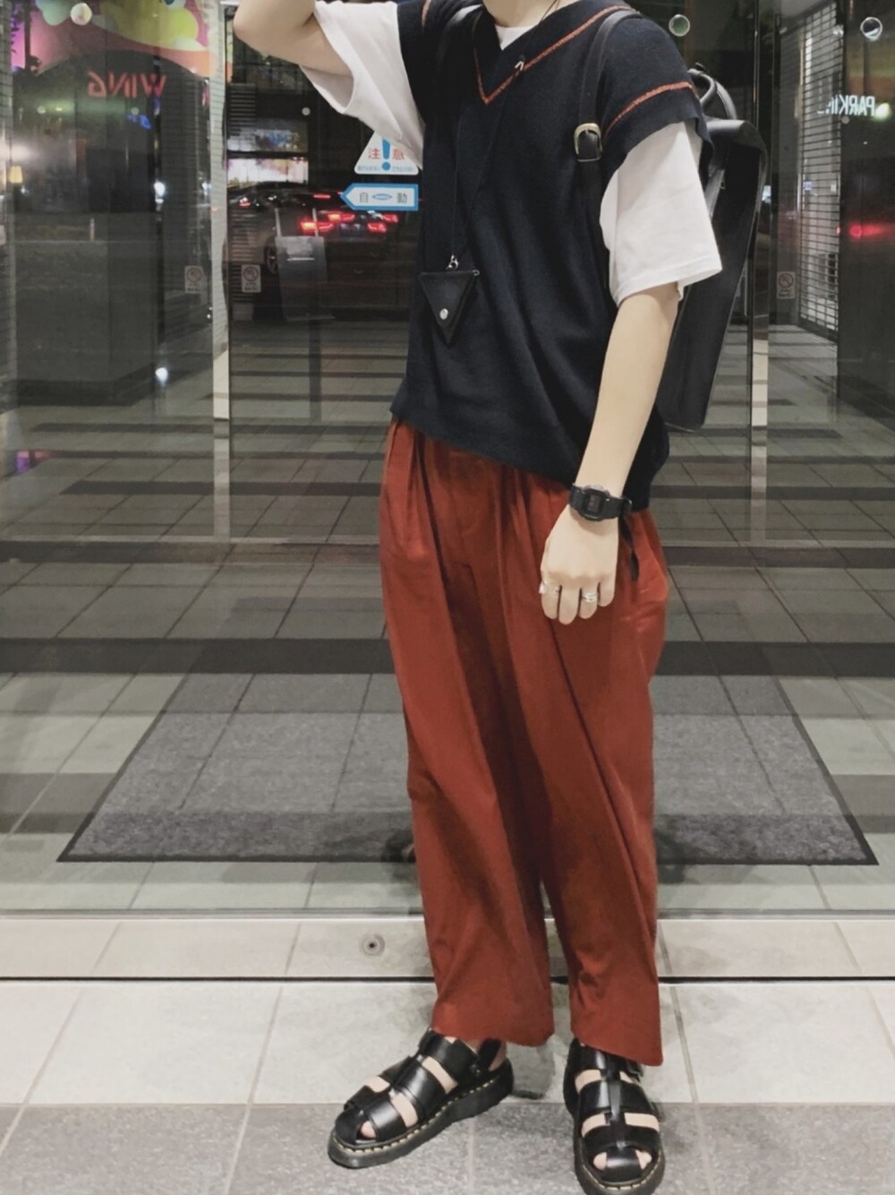 「シンプルコーデ、カジュアル、ラフ、春夏コーデ、ゆるコーデ、ビッグシルエット、白Tシャツ」｜「wonderlandのknit vest（ベスト、ブラック系）」を使った、ゆーとさん（メンズ・175cm）の夏コーディネートの1枚目の写真