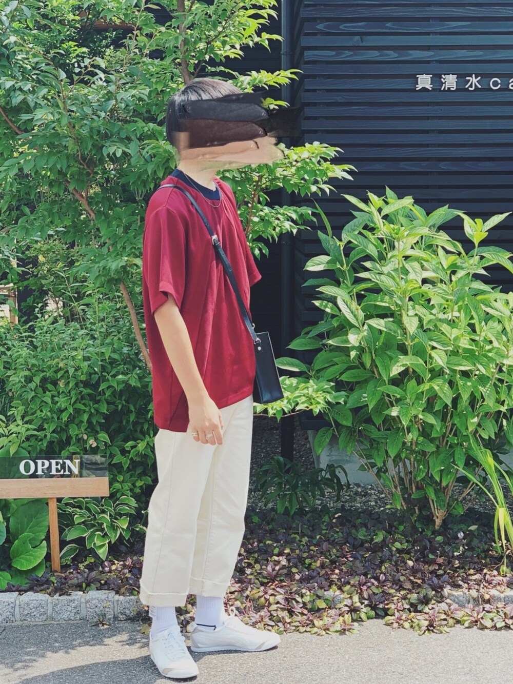 「夏コーデ、ビッグシルエット、ootd、キレイめ、スニーカー、シンプル、カフェ、バーガンディー、白パンツ」｜「CULLNIの2018春夏　切り替えプルオーバーカットソー =（Tシャツ/カットソー、レッド系）」を使った、ゆーとさん（メンズ・176cm）の夏コーディネートの1枚目の写真