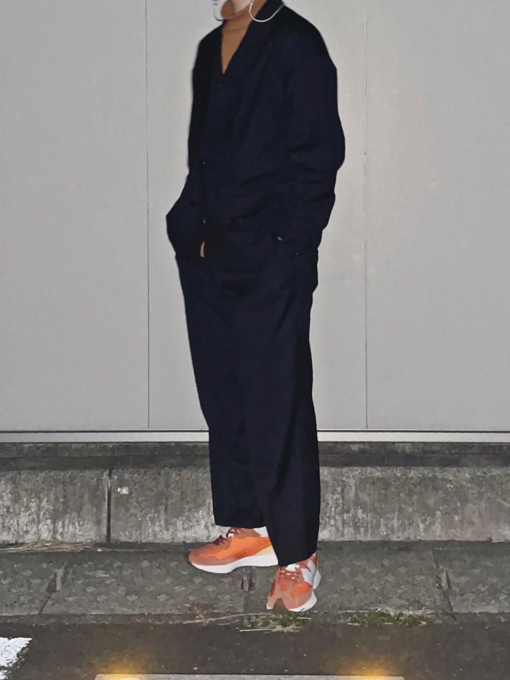「年末WEAR感謝祭、大人カジュアル、おしゃれさんと繋がりたい、シンプルコーデ、タートルネック、きれいめカジュアル、セットアップ、ネイビー×オレンジ」｜「FREAK'S STOREのNAUTICA / ノーティカ SINGLE JACKET ギャバジン / オーバーサイズ / セットアップ（テーラードジャケット、ブルー系）」を使った、ゆーとさん（メンズ・176cm）の冬コーディネートの1枚目の写真